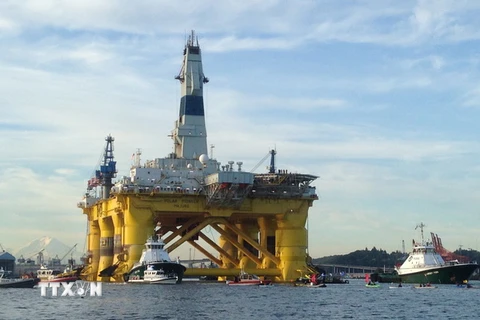 Giàn khoan dầu của Tập đoàn Shell ở Seattle, Washington (Mỹ). (Nguồn: AFP/TTXVN)