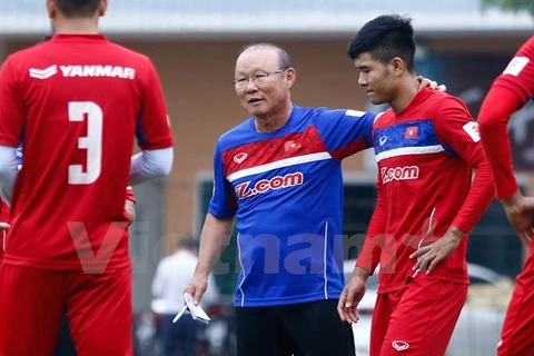 Tuyển thủ Hà Đức Chinh cùng huấn luyện viên trưởng Park Hang-seo trên sân tập. (Ảnh: Minh Chiến/Vietnam+)