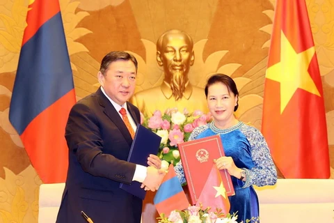 Chủ tịch Quốc hội Nguyễn Thị Kim Ngân và Chủ tịch Quốc hội Mông Cổ Miyegombo Enkhbold Ký Thỏa thuận hợp tác giữa Quốc hội hai nước. (Ảnh: Trọng Đức/TTXVN)