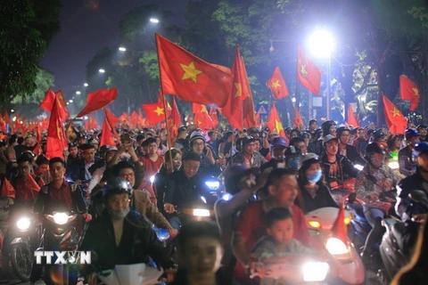Không khí ăn mừng chiến thắng của đội tuyển U23 Việt Nam tại Hà Nội. (Ảnh: Trọng Đạt/TTXVN)