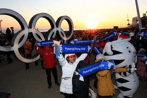 Người dân Hàn Quốc chào mừng Olympic mùa Đông PyeongChang 2018 tại Gangneung. (Nguồn: Yonhap/TTXVN)
