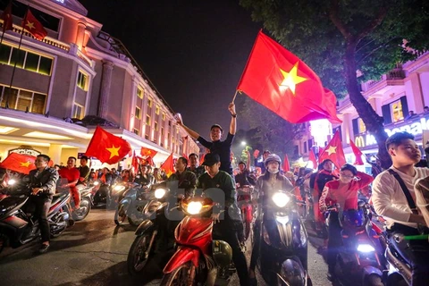 Người dân thủ đô ăn mừng chiến thắng lịch sử của U23 Việt Nam. (Ảnh: Minh Sơn/Vietnam+)