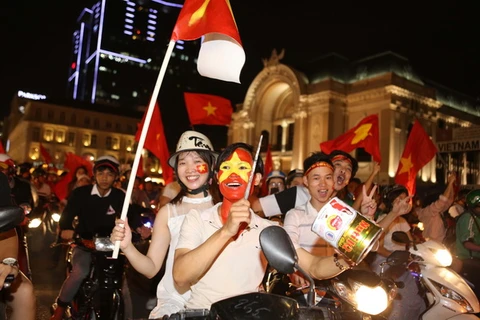 Cổ động viên Thành phố Hồ Chí Minh hòa mình cùng chiến thắng lịch sử của đội tuyển U23 Việt Nam. (Ảnh: Quang Nhựt/TTXVN)