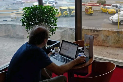 Một người dân Cuba truy cập Internet qua wifi. (Nguồn: Reuters)