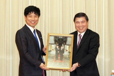 Ông Nguyễn Thành Phong (phải) tặng quà lưu niệm cho ông Kazuyuki Nakane, Thứ trưởng Bộ Ngoại giao Nhật Bản. (Ảnh: Xuân Khu/TTXVN)
