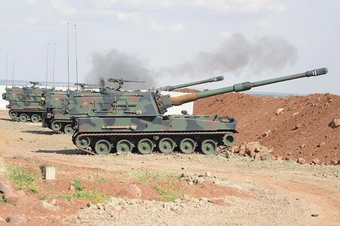 Binh sỹ và xe quân sự Thổ Nhĩ Kỳ tiến vào miền Bắc Syria. (Nguồn: ANADOLU AGENCY/ TTXVN)