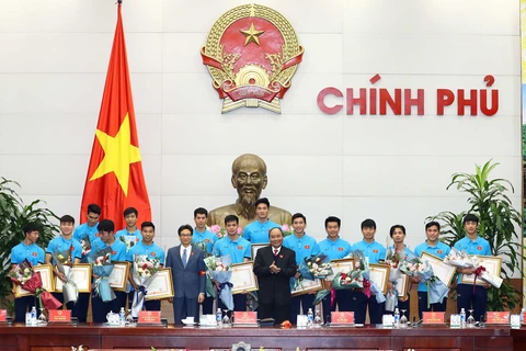 Thủ tướng Nguyễn Xuân Phúc và Phó Thủ tướng Vũ Đức Đam với các cầu thủ Đội tuyển bóng đá U23 Việt Nam. (Ảnh: Thống Nhất/TTXVN)
