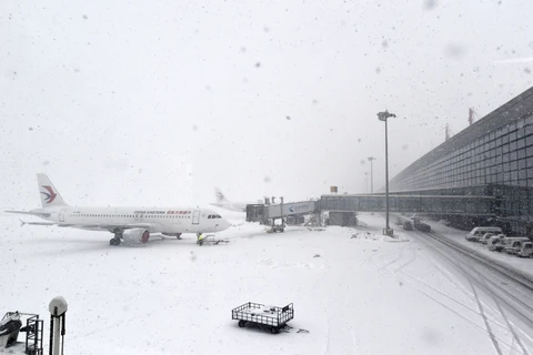 Tuyết phủ trắng tại sân bay quốc tế Lộc Khẩu Nam Kinh, Giang Tô, Trung Quốc. (Nguồn: THX/TTXVN)
