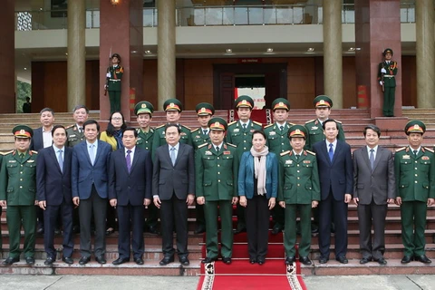 Chủ tịch Quốc hội Nguyễn Thị Kim Ngân chụp ảnh lưu niệm cùng cán bộ, chiến sỹ Quân khu 2. (Ảnh: Trọng Đức/TTXVN)