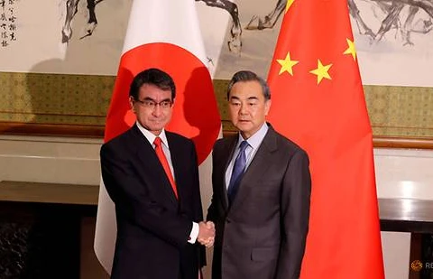 Ngoại trưởng Nhật Bản Taro Kono (trái) và người đồng cấp Trung Quốc Vương Nghị. (Nguồn: Reuters)