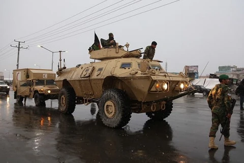 Lực lượng an ninh Afghanistan triển khai bên ngoài Học viện Quốc phòng Marshal Fahim sau vụ tấn công. (Nguồn: AP)