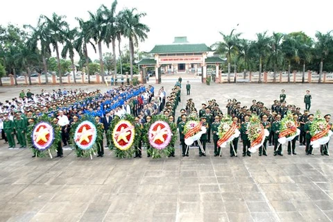 Đoàn cấp cao Quân đội Campuchia dâng hương tại Nghĩa trang Đức Cơ