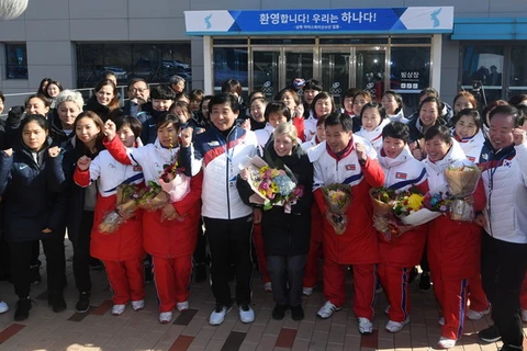 Các vận động viên đội khúc côn cầu trên băng Hàn Quốc và Triều Tiên chụp ảnh chung tại trung tâm huấn luyện quốc gia ở Jincheon, cách Seoul (Hàn Quốc) khoảng 90km về phía Nam. (Nguồn: YONHAP/TTXVN)