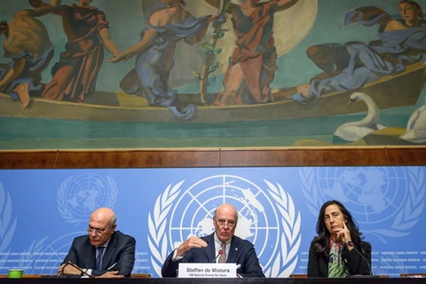Đặc phái viên Liên hợp quốc về Syria Staffan de Mistura (giữa). (Nguồn: AFP/TTXVN)
