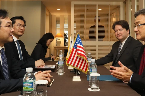 Trưởng phái đoàn Hàn Quốc tham gia đàm phán 6 bên Lee Do-Hoon (trái) và Đại diện đặc biệt về chính sách của Mỹ đối với Triều Tiên Joseph Yun (phải) trong cuộc gặp tại Jeju, Hàn Quốc ​tháng 11/2017. (Nguồn:Yonhap/TTXVN)