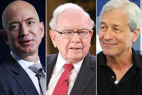 (Từ trái qua) Nhà sáng lập Amazon Jeff Bezos, lãnh đạo Berkshire Hathaway Warren Buffet và Chủ tịch kiêm Giám đốc điều hành của JPMorgan Chase Jamie Dimon. (Nguồn: CNBC.com)