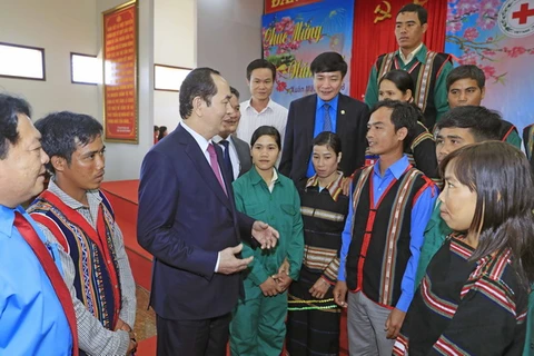 Chủ tịch nước Trần Đại Quang thăm, chúc Tết và tặng quà công nhân Công ty Cao su Mang Yang. (Ảnh: Nhan Sáng/TTXVN)