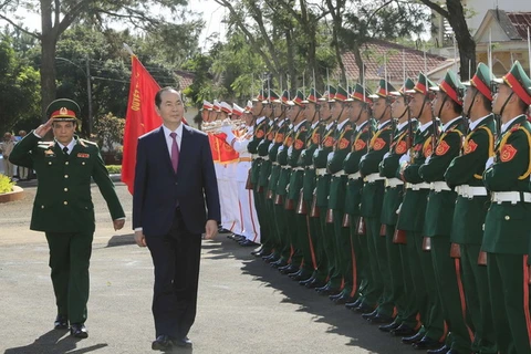 Chủ tịch nước Trần Đại Quang đến thăm, chúc Tết và tặng quà cho cán bộ, chiến sỹ Bộ Tư lệnh Quân đoàn 3. (Ảnh: Nhan Sáng/TTXVN)