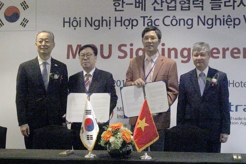 Lễ ký kết biên bản ghi nhớ hợp tác giữa doanh nghiệp Việt Nam-Hàn Quốc. (Ảnh: Xuân Anh/TTXVN)