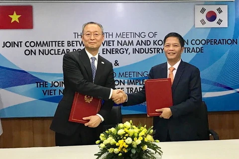 Bộ trưởng Trần Tuấn Anh và Bộ trưởng Paik Ungyu ký kết Biên bản ghi nhớ về thành lập website chung về Hiệp định VKFTA. (Ảnh: Mỹ Phương/TTXVN)