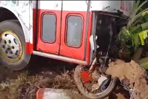Cà Mau: Va chạm giữa xe buýt và xe máy khiến ba người thương vong