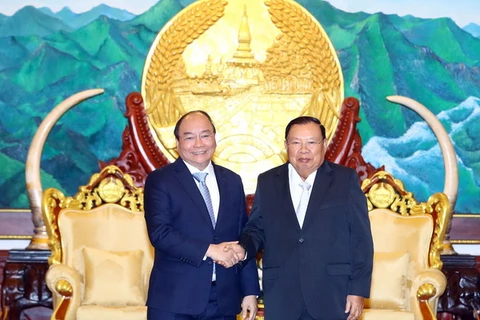 Thủ tướng Nguyễn Xuân Phúc chào xã giao Tổng Bí thư, Chủ tịch nước Lào Bounnhang Vorachith. (Ảnh: Thống Nhất/TTXVN)