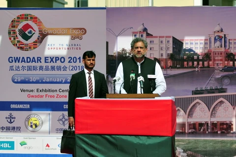 Thủ tướng Pakistan Shahid Khaqan Abbasi (phía trước) phát biểu tại một sự kiện ở thành phố miền Tây Nam Gwadar. (Nguồn: THX/TTXVN)