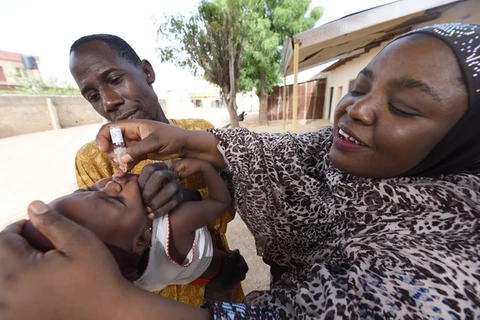 Nhân viên của UNICEF tiêm chủng vắcxin phòng chống bệnh bại liệt tại Kano, Nigeria. (Nguồn: AFP/TTXVN)