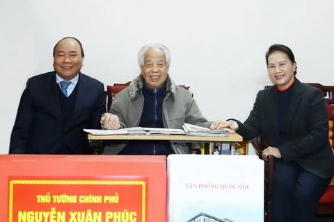Thủ tướng Nguyễn Xuân Phúc và Chủ tịch Quốc hội Nguyễn Thị Kim Ngân đến thăm, chúc thọ nguyên Tổng Bí thư Đỗ Mười. (Ảnh: Thống Nhất/TTXVN)