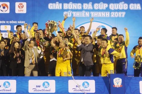 Giây phút đăng quang ngôi vô địch Giải bóng đá Cúp Quốc gia 2017 của đội bóng Sông Lam Nghệ An. (Ảnh: Thanh Tùng/TTXVN)