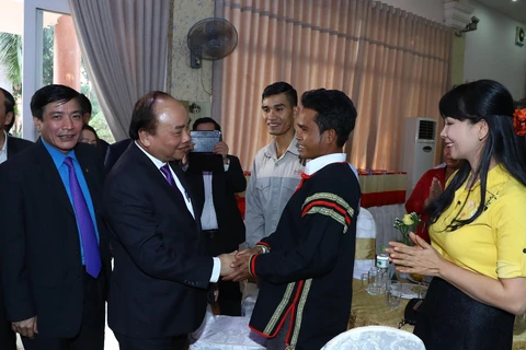 Thủ tướng Nguyễn Xuân Phúc thăm, chúc tết, tặng quà cho công nhân lao động tỉnh Đắk Lắk. (Ảnh: Thống Nhất/TTXVN)
