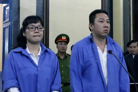 Bị cáo Huỳnh Thị Huyền Như và Võ Anh Tuấn tại phiên tòa. (Ảnh: Hoàng Hải/TTXVN)