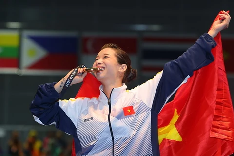 Vận động viên Dương Thúy Vi đoạt 2 Huy chương Vàng nội dung Kiếm thuật và Thương thuật tại SEA Games 29. (Ảnh: Quốc Khánh/TTXVN)