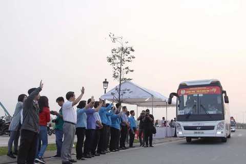 Lãnh đạo Liên đoàn lao động Thành phố Hồ Chí Minh tiễn đưa công nhân về quê đón Tết Mậu Tuất 2018. (Ảnh: Thanh Vũ/TTXVN)