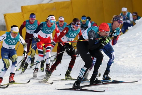 Các vận động viên tranh tài tại nội dung trượt tuyết băng đồng 15kmg. (Nguồn: THX/TTXVN)