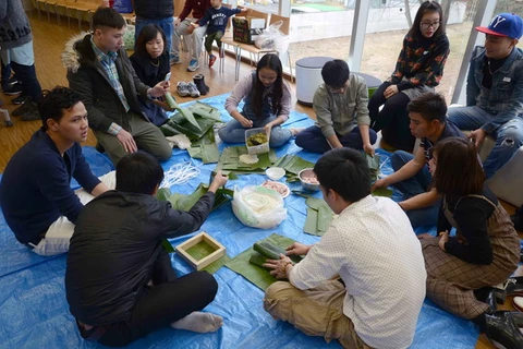 Bánh chưng được gói từ lá chuối tại Tết cộng đồng người Việt ở Tsukuba, Ibaraki, Nhật Bản. (Ảnh: Thành Hữu/Vietnam+)