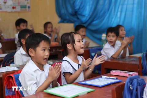 Giờ học môn Công nghệ Tiếng Việt lớp 1 của học sinh Trường Tiểu học số 1 An Vĩnh, trường đạt chuẩn quốc gia. (Ảnh: Quý Trung/TTXVN)