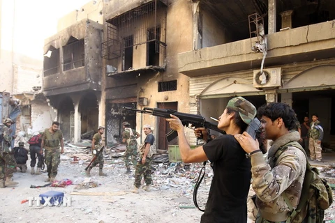 Binh sỹ thuộc lực lượng Quân đội quốc gia Libya trong chiến dịch truy quét phiến quân ở Benghazi. (Nguồn: AFP/TTXVN)