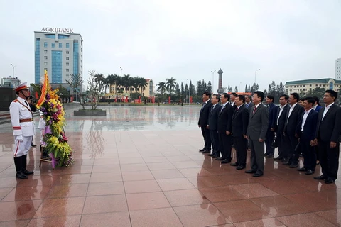 Phó Thủ tướng Vương Đình Huệ cùng các lãnh đạo tỉnh Hưng Yên dâng hoa, tưởng nhớ cố Tổng Bí thư Nguyễn Văn Linh. (Nguồn: baochinhphu.vn)