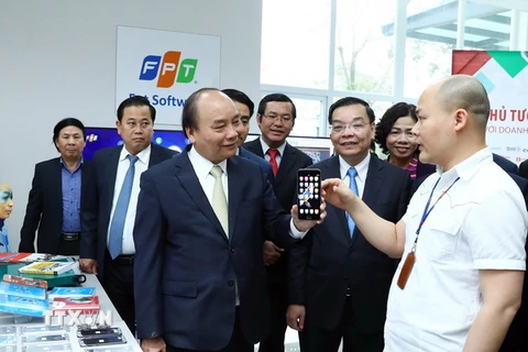 Thủ tướng Nguyễn Xuân Phúc thăm quan các sản phẩm công nghệ cao. (Ảnh: Thống Nhất/TTXVN)