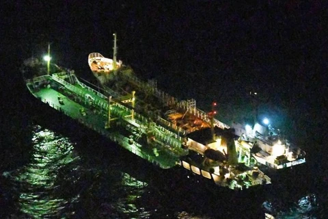 Một chiếc tàu chở dầu của Triều Tiên (phải) được nhìn thấy bên cạnh một chiếc tàu chưa xác định ở Biển Hoa Đông hôm 16/2.(Nguồn: Kyodo)