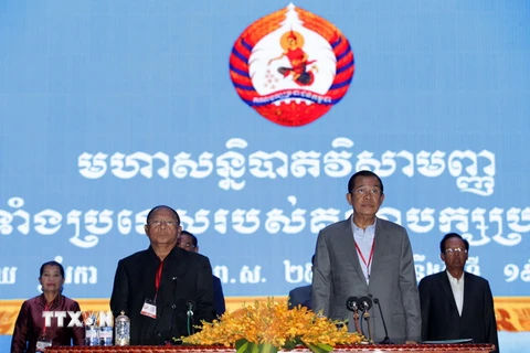 Chủ tịch Đảng Nhân dân Campuchia (CPP),Thủ tướng Samdech Techo Hun Sen (phải) và Chủ tịch danh dự CPP, Chủ tịch Quốc hội Samdech Heng Samrin (trái) tham dự Hội nghị của CPP ở Phnom Penh. (Nguồn: THX/TTXVN)