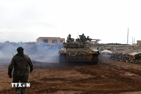 Binh sỹ quân đội Chính phủ Syria triển khai tại làng Obeid, tỉnh Aleppo. (Nguồn: AFP/TTXVN)
