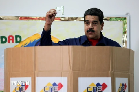 Tổng thống Venezuela Nicolas Maduro bỏ phiếu trong cuộc bầu cử địa phương tại Caracas. (Nguồn: THX/TTXVN)