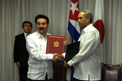 Thứ trưởng Ngoại giao Nhật Bản Masahisa Sato (trái) và Thứ trưởng Ngoại thương và Đầu tư nước ngoài Cuba Antonio Luis Carricarte tại lễ ký thỏa thuận. (Nguồn: Prensa Latina)