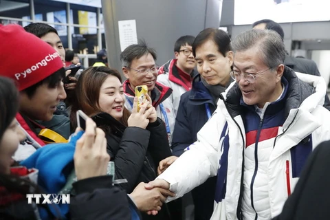 Tổng thống Hàn Quốc Moon Jae-in (phải) gặp gỡ người dân tại PyeongChang, tỉnh Gangwon sau lễ bế mạc Olympic PyeongChang. (Nguồn: Yonhap/TTXVN)