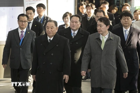 Trưởng ban Mặt trận Thống nhất Đảng Lao động Triều Tiên Kim Yong-chol (phía trước) tới dự lễ bế mạc Olympic PyeongChang, Hàn Quốc. (Nguồn: Yonhap/TTXVN)