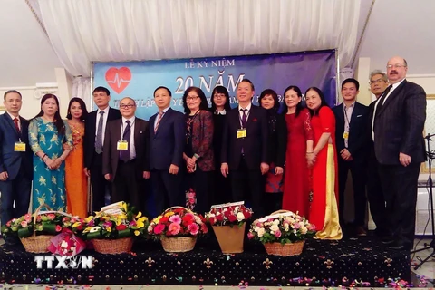 Đại sứ Việt Nam tại Liên bang Nga Ngô Đức Mạnh chụp ảnh với các lãnh đạo và đối tác của Hội. (Ảnh: Tâm Hằng/TTXVN)