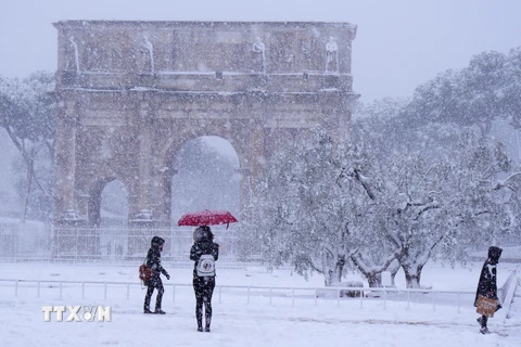 Tuyết rơi dày đặc tại thủ đô Rome. (Nguồn: AFP/TTXVN)