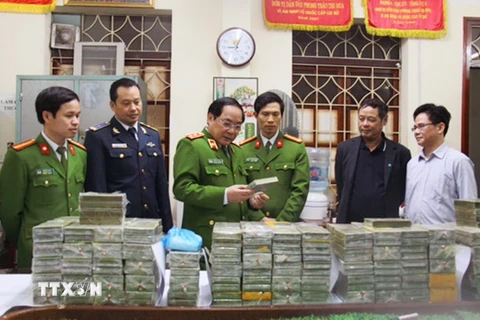 Trung tướng Đồng Đại Lộc, Phó Tổng cục trưởng Tổng cục Cảnh sát, kiêm Cục trưởng Cục Cảnh sát điều tra tội phạm về ma túy và Ban chuyên án kiểm tra 288 bánh heroin. (Ảnh: TTXVN phát)